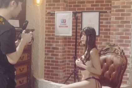 Anh chụp ảnh may mắn và cô nàng idol xinh đẹp khỏa thân