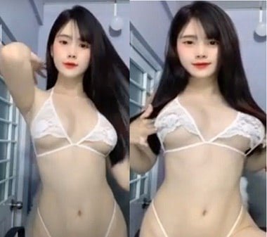Bé xinh đẹp trần trụi đít to để anh chịch