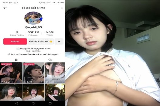 Ngọc Nhi xinh xắn thích thú với tư thế 